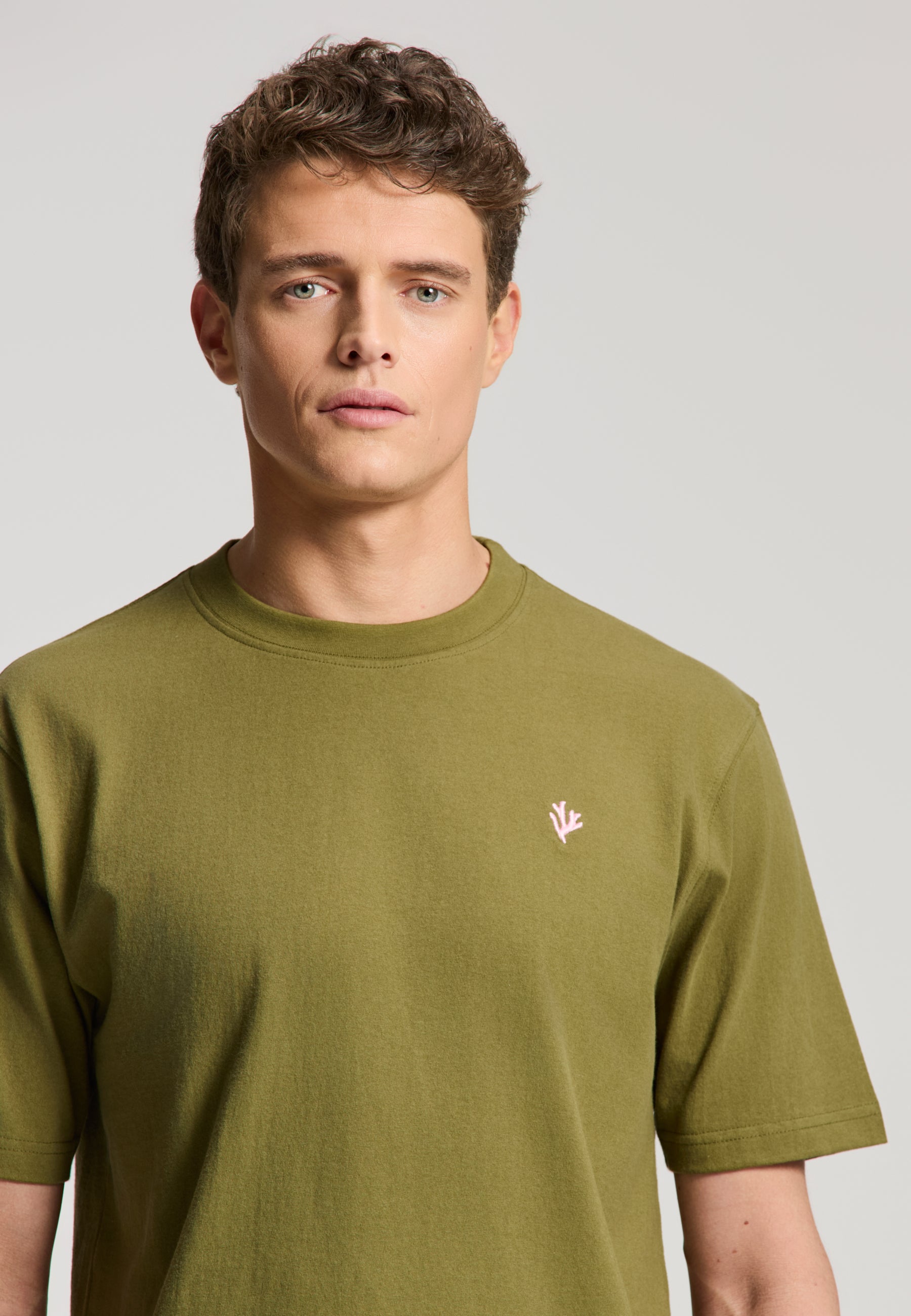 FINN relaxed t-shirt coral logo | green olive mist