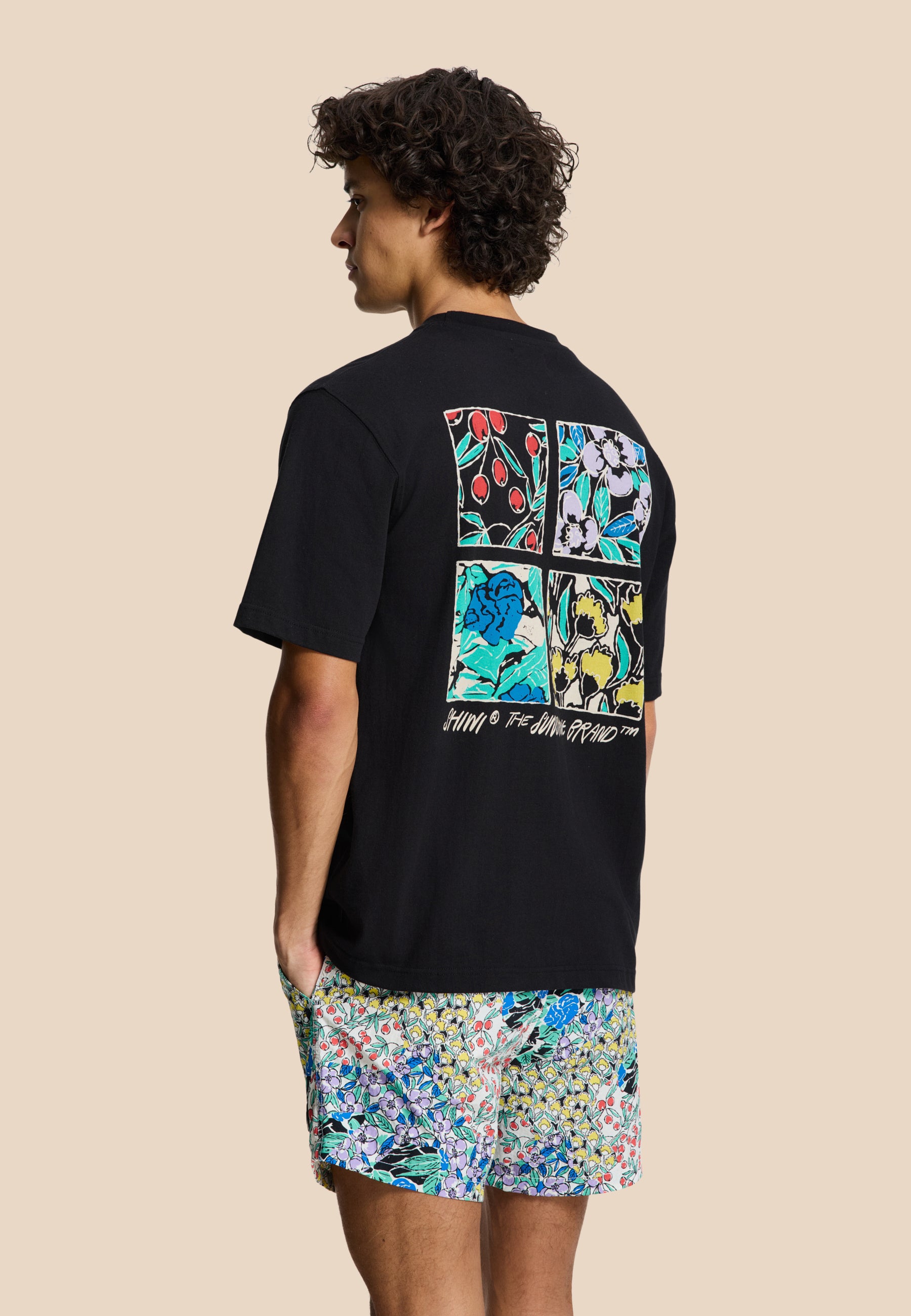 FINN relaxed t-shirt sketched flowers | black